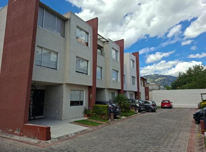 Casa de 3 Recámaras con 160 m² en Venta en Tumbaco — imagen 1