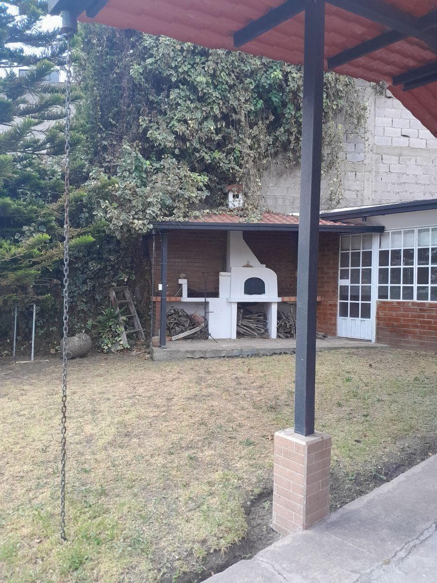 Vendo Hermosa Casa Esquinera con Terreno, Sector Embajada Americana Conjunto Farsalia. Provincia de Pichincha — imagen 1
