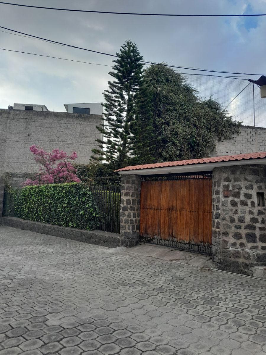 Vendo Hermosa Casa Esquinera con Terreno, Sector Embajada Americana Conjunto Farsalia. Provincia de Pichincha — imagen 10