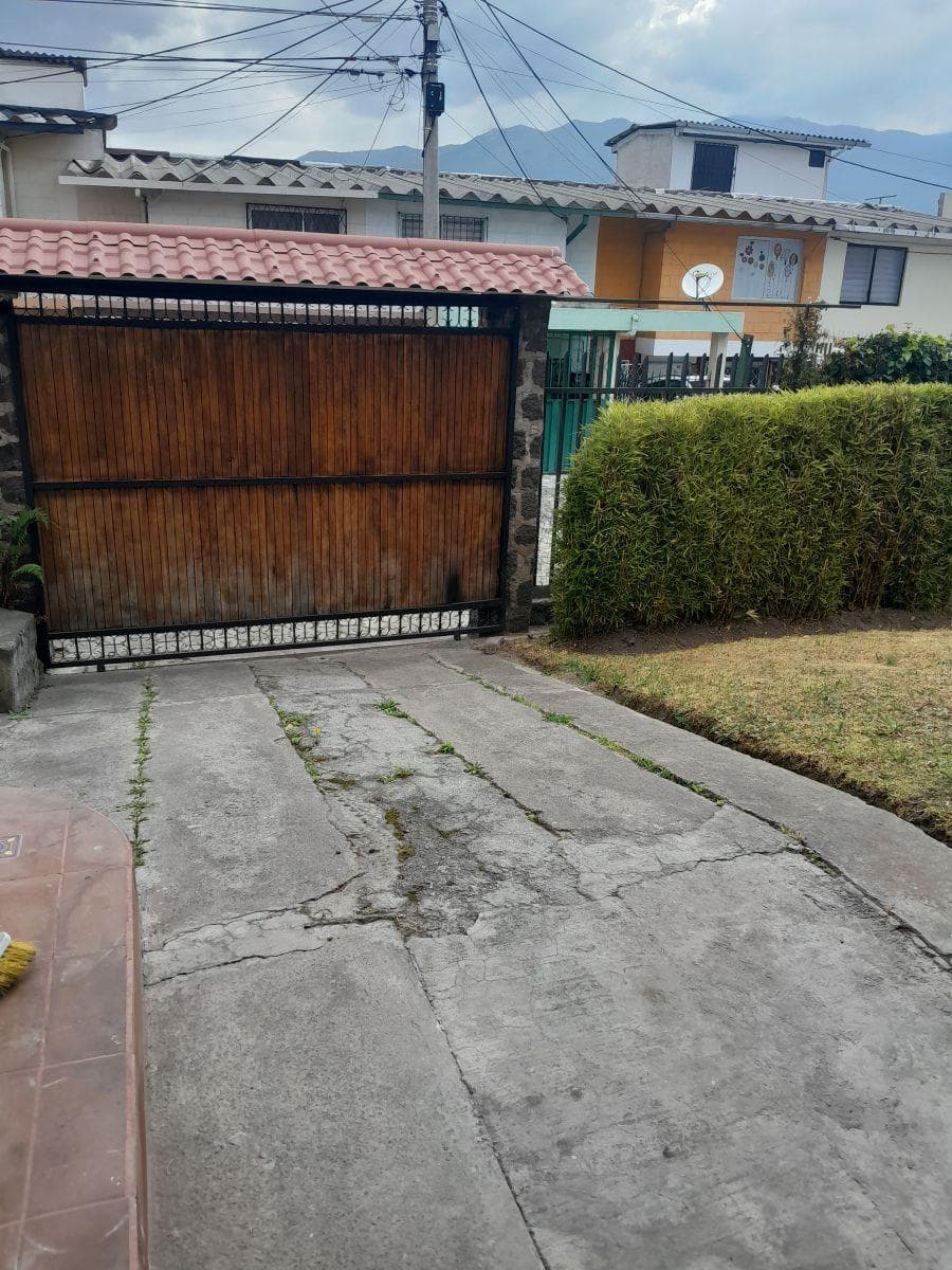 Vendo Hermosa Casa Esquinera con Terreno, Sector Embajada Americana Conjunto Farsalia. Provincia de Pichincha — imagen 8