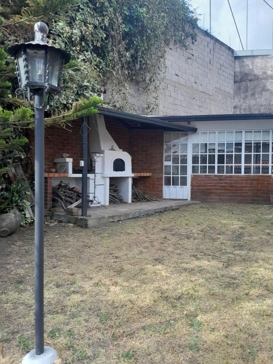 Vendo Hermosa Casa Esquinera con Terreno, Sector Embajada Americana Conjunto Farsalia. Provincia de Pichincha — imagen 7