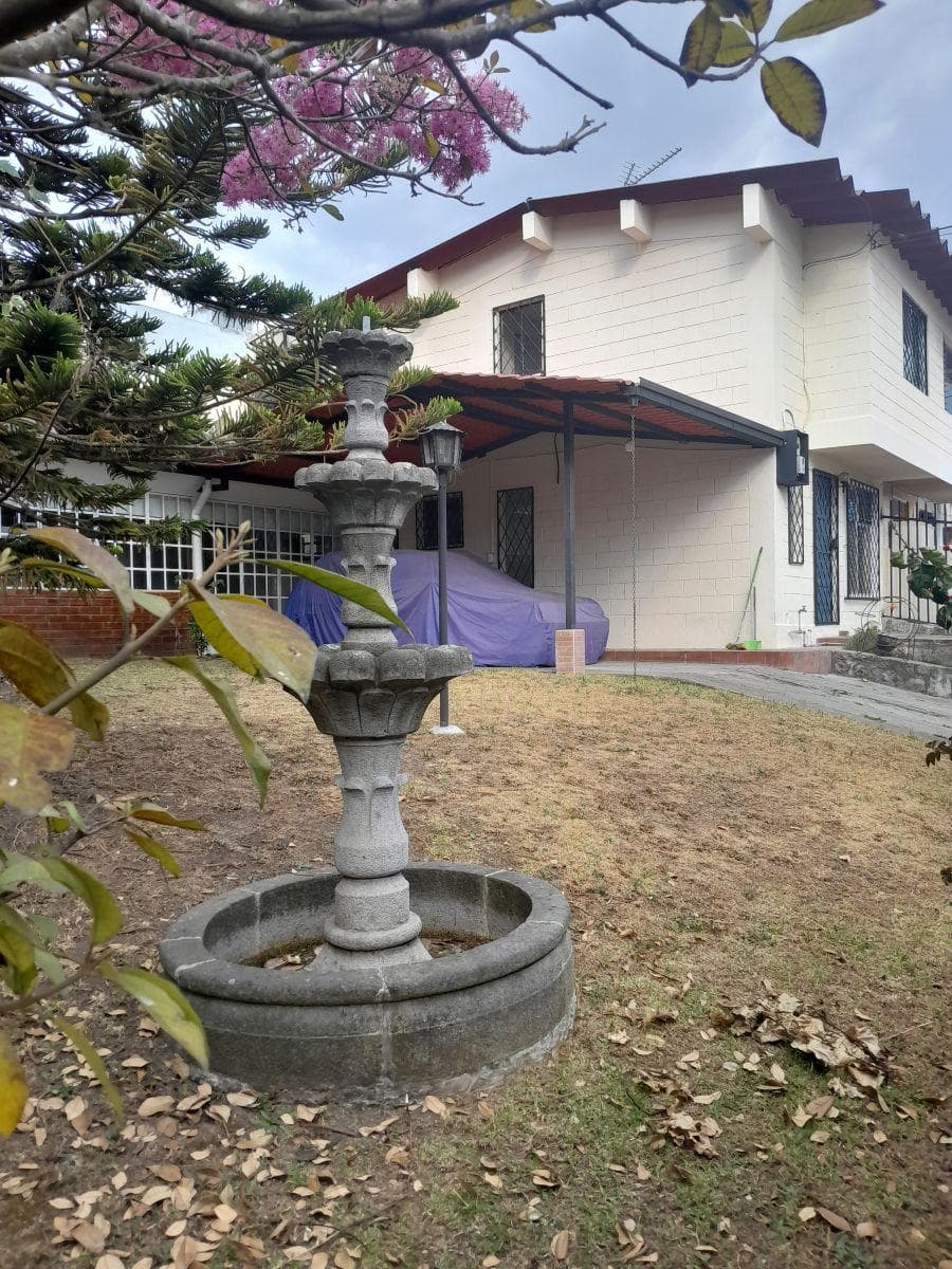 Vendo Hermosa Casa Esquinera con Terreno, Sector Embajada Americana Conjunto Farsalia. Provincia de Pichincha — imagen 5
