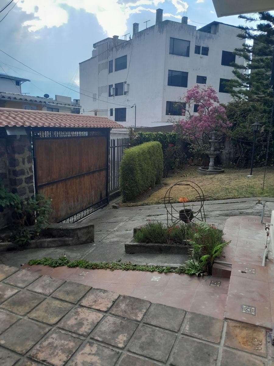 Vendo Hermosa Casa Esquinera con Terreno, Sector Embajada Americana Conjunto Farsalia. Provincia de Pichincha — imagen 2