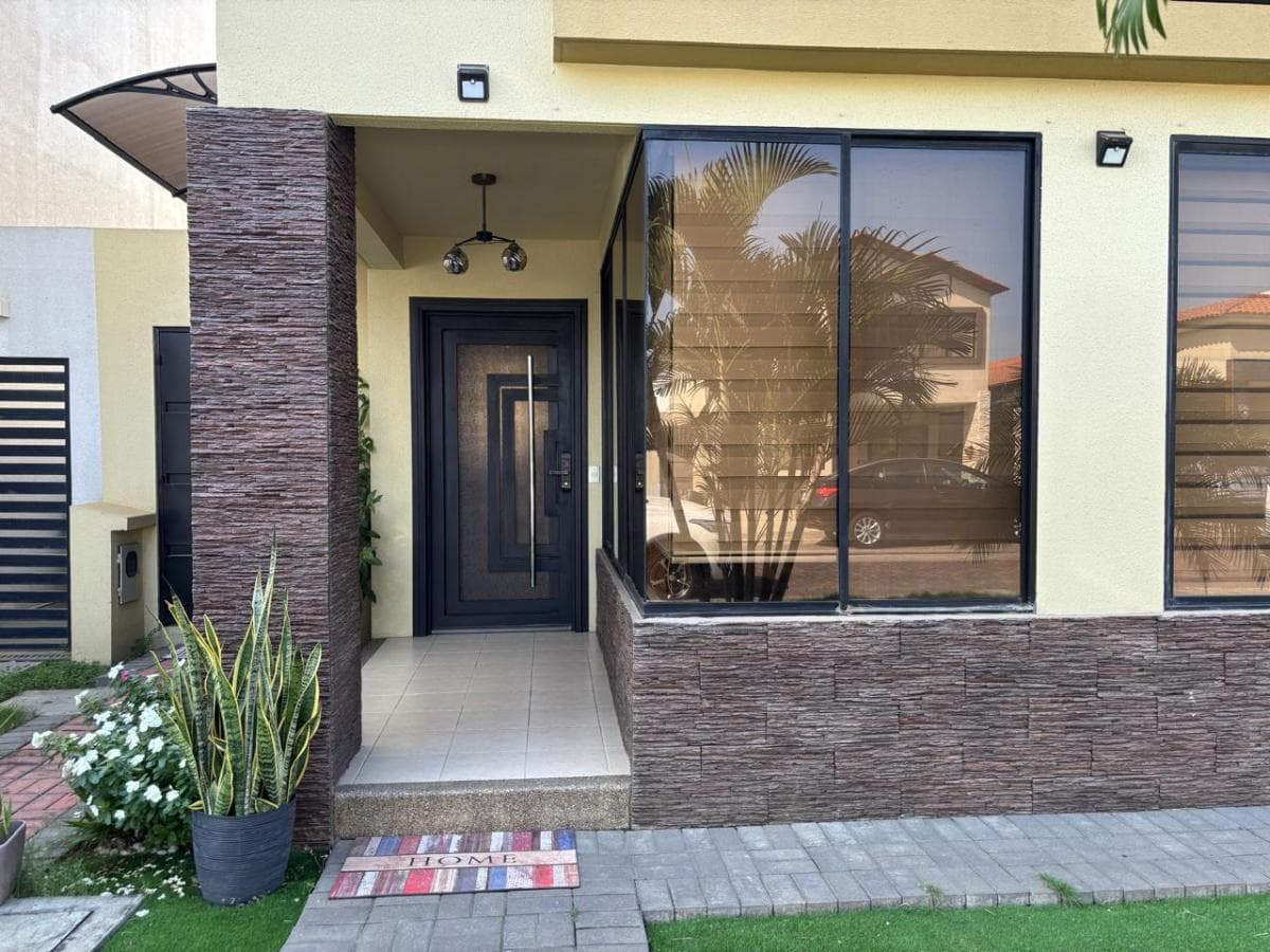 Venta Casa con Piscina de 4 Habitaciones en Excelente Estado en Ciudad Celeste, Guayas — imagen 5