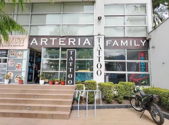 ¡Local Comercial en Venta! av. 6 de Diciembre y Jerónimo Carrión – Quito — imagen 1
