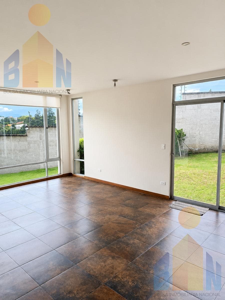 Casa Esquinera de Venta en Nayón: Seguridad, Luz Natural y Tranquilidad Familiar — imagen 1