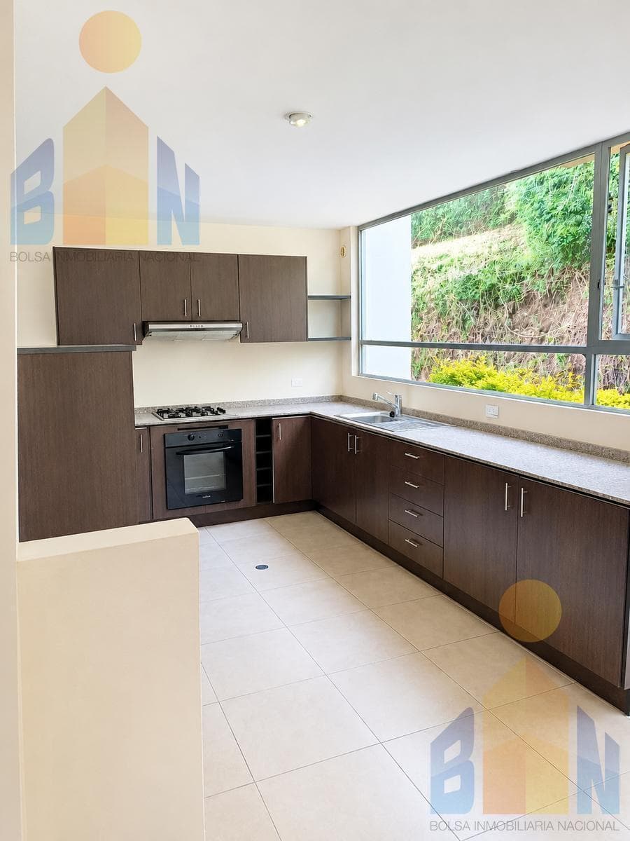 Casa Esquinera de Venta en Nayón: Seguridad, Luz Natural y Tranquilidad Familiar — imagen 9