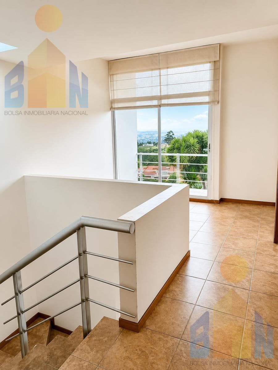 Casa Esquinera de Venta en Nayón: Seguridad, Luz Natural y Tranquilidad Familiar — imagen 3