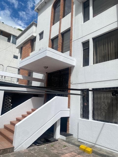 En Quito Tenis Venta Propiedad Terreno o Vivienda Unifamiliar 4 Deptos. y Casa Amplia Calle Feijóo — imagen 9