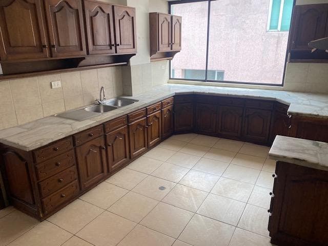 En Quito Tenis Venta Propiedad Terreno o Vivienda Unifamiliar 4 Deptos. y Casa Amplia Calle Feijóo — imagen 4