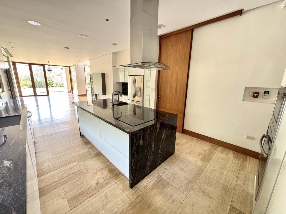 Cumbaya - Sector La Viña Casa en Venta 560 m² Construccion y 300 m² Jardin — imagen 8
