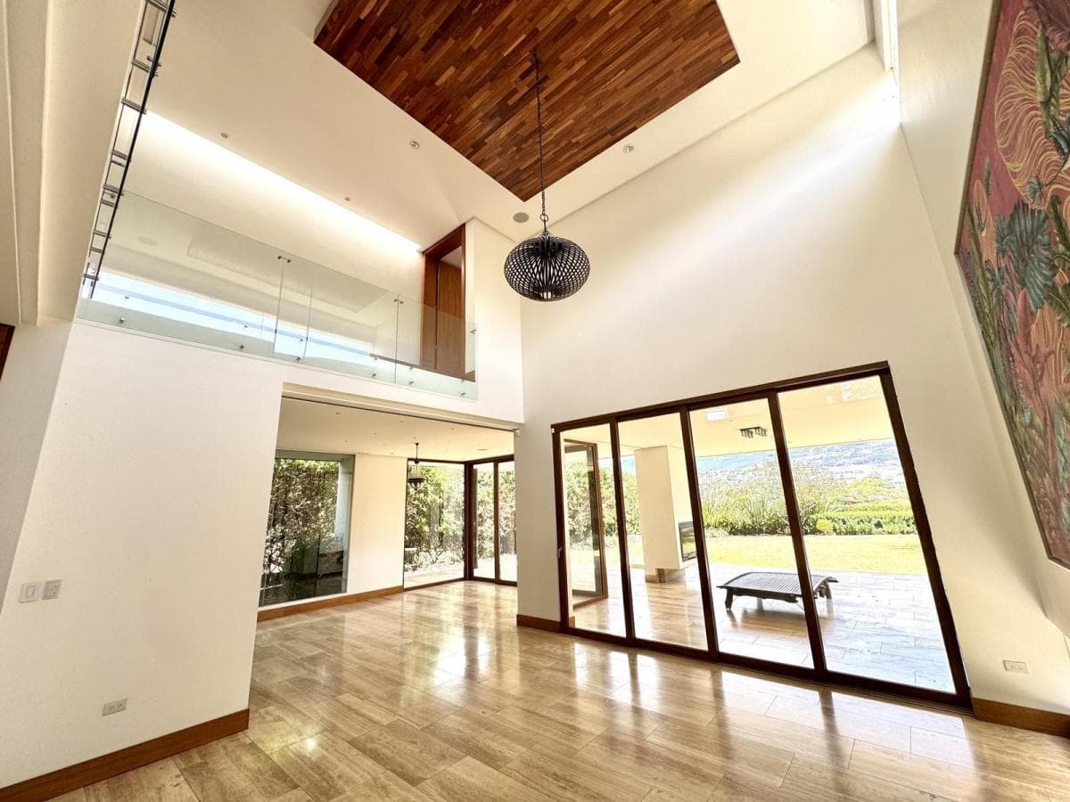 Cumbaya - Sector La Viña Casa en Venta 560 m² Construccion y 300 m² Jardin — imagen 4