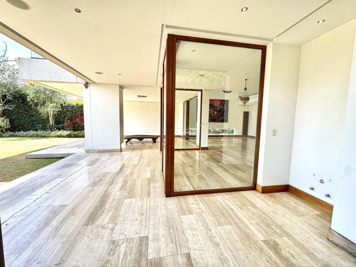Cumbaya - Sector La Viña Casa en Venta 560 m² Construccion y 300 m² Jardin — imagen 2