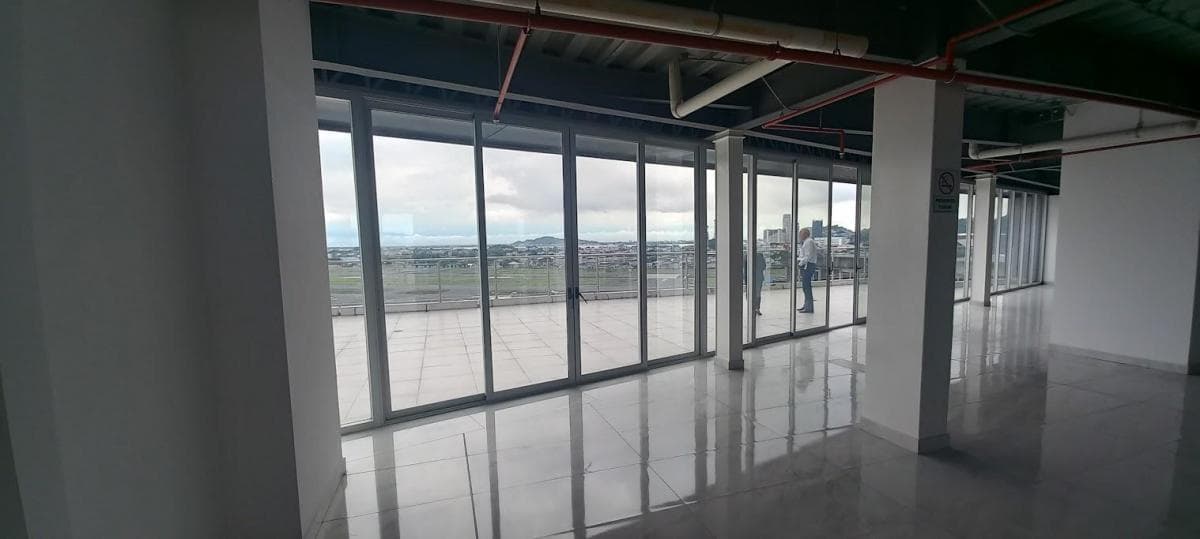 Oficina de Estreno con Terraza Privada en Av de Las Americas, Guayas — imagen 7