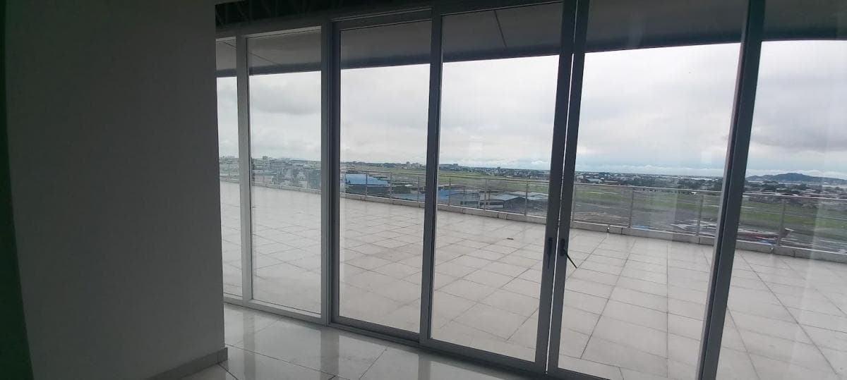 Oficina de Estreno con Terraza Privada en Av de Las Americas, Guayas — imagen 4