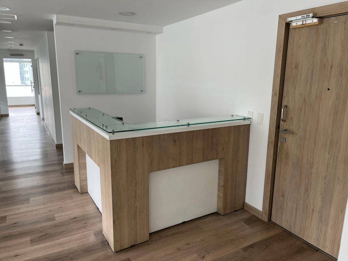 Oficina de Venta con Divisiones 174 Mtrs y 5 Parqueaderos, Sector Coruña. Cuenta con Generador — imagen 10