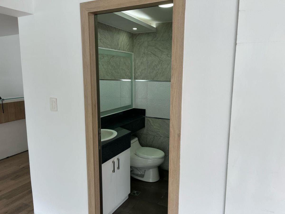 Oficina de Venta con Divisiones 174 Mtrs y 5 Parqueaderos, Sector Coruña. Cuenta con Generador — imagen 9