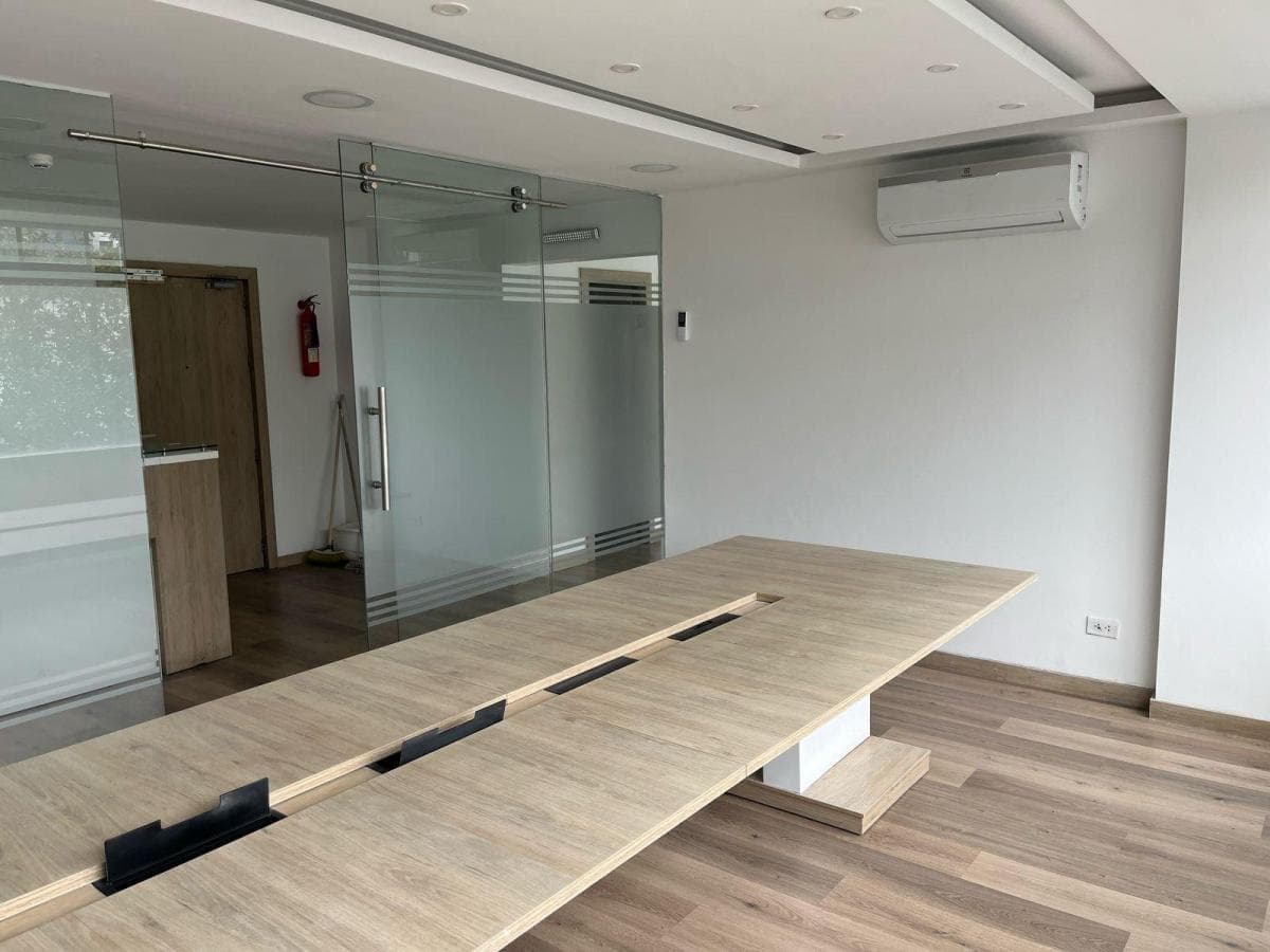 Oficina de Venta con Divisiones 174 Mtrs y 5 Parqueaderos, Sector Coruña. Cuenta con Generador — imagen 8