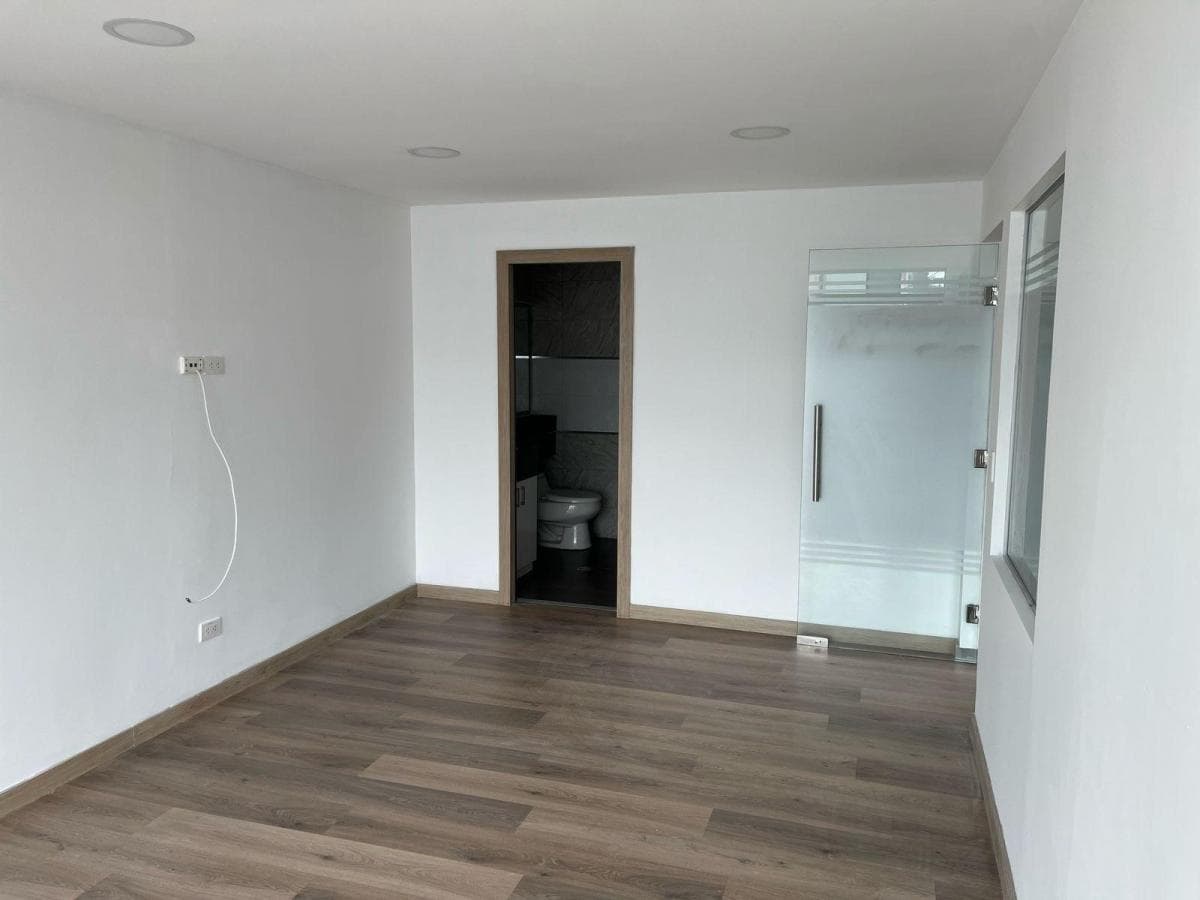 Oficina de Venta con Divisiones 174 Mtrs y 5 Parqueaderos, Sector Coruña. Cuenta con Generador — imagen 7