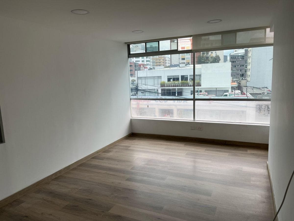 Oficina de Venta con Divisiones 174 Mtrs y 5 Parqueaderos, Sector Coruña. Cuenta con Generador — imagen 6