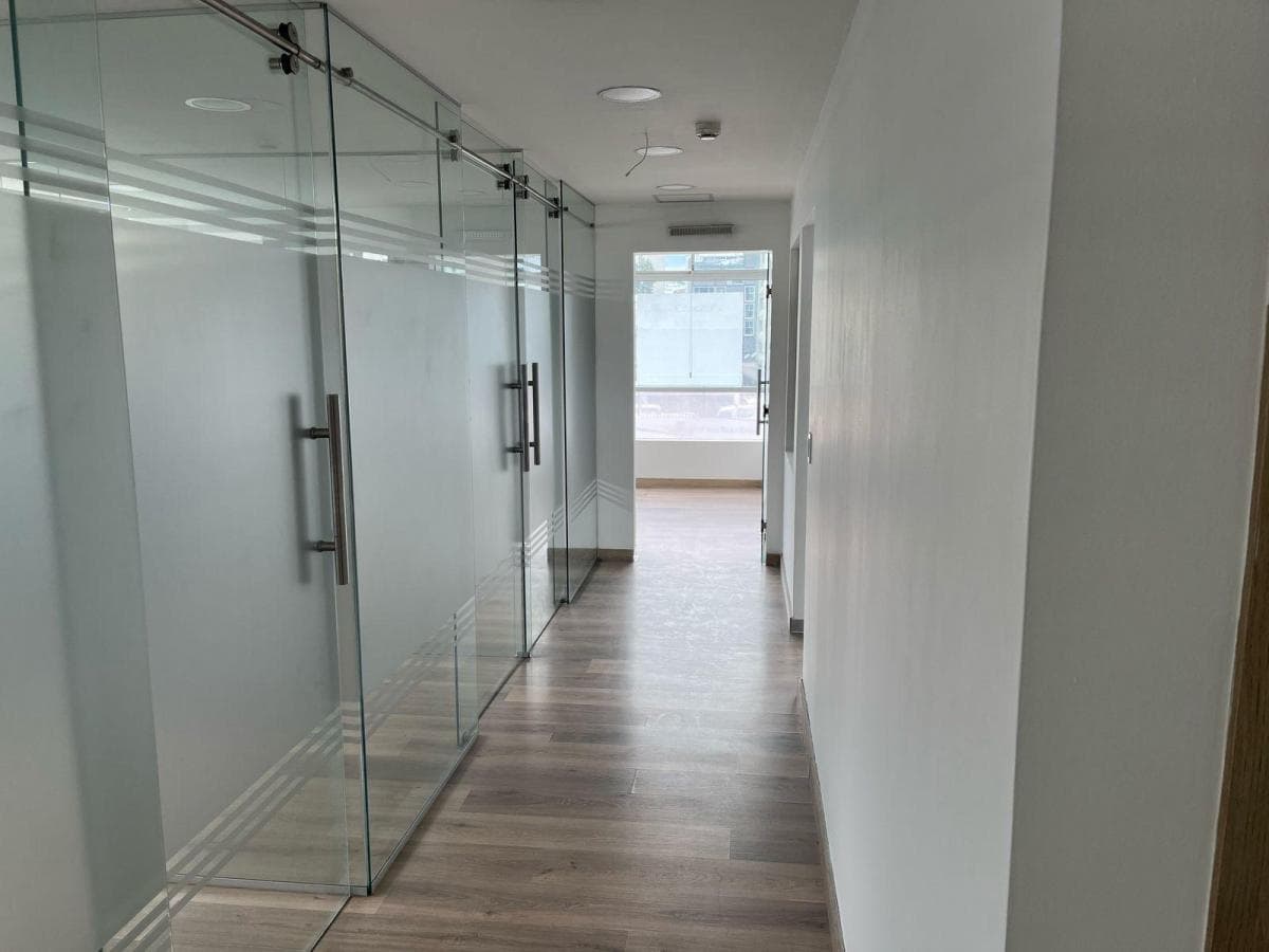 Oficina de Venta con Divisiones 174 Mtrs y 5 Parqueaderos, Sector Coruña. Cuenta con Generador — imagen 5