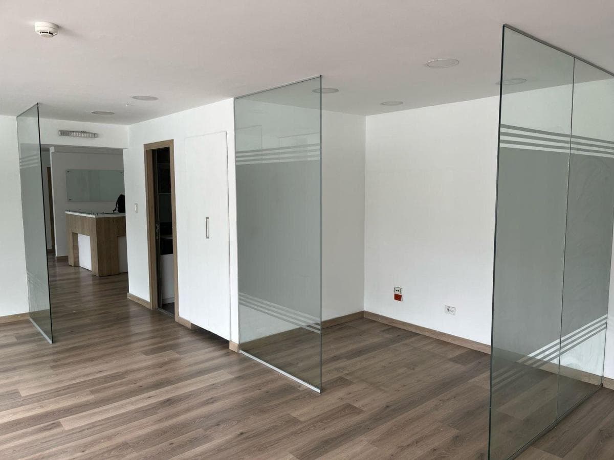 Oficina de Venta con Divisiones 174 Mtrs y 5 Parqueaderos, Sector Coruña. Cuenta con Generador — imagen 4
