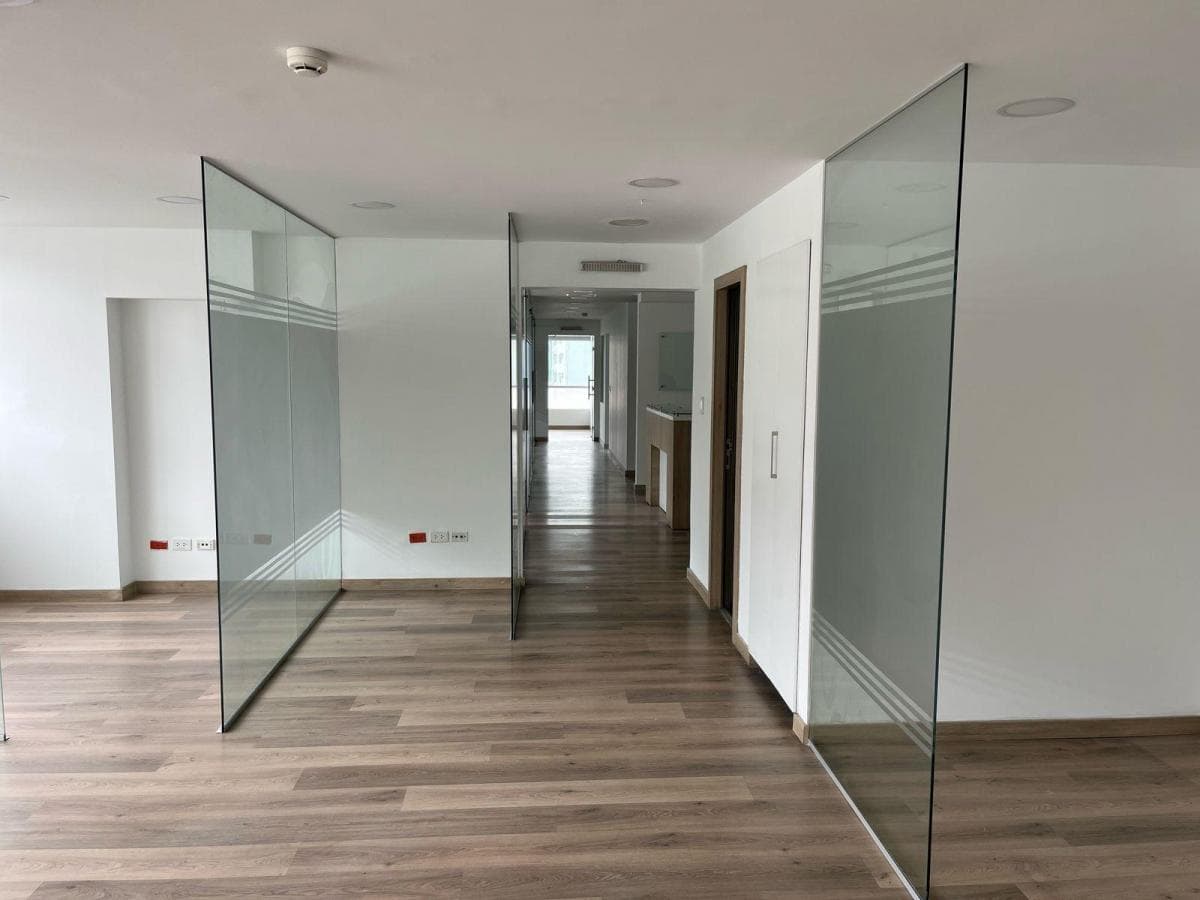 Oficina de Venta con Divisiones 174 Mtrs y 5 Parqueaderos, Sector Coruña. Cuenta con Generador — imagen 3