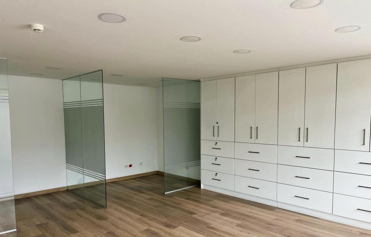 Oficina de Venta con Divisiones 174 Mtrs y 5 Parqueaderos, Sector Coruña. Cuenta con Generador — imagen 2