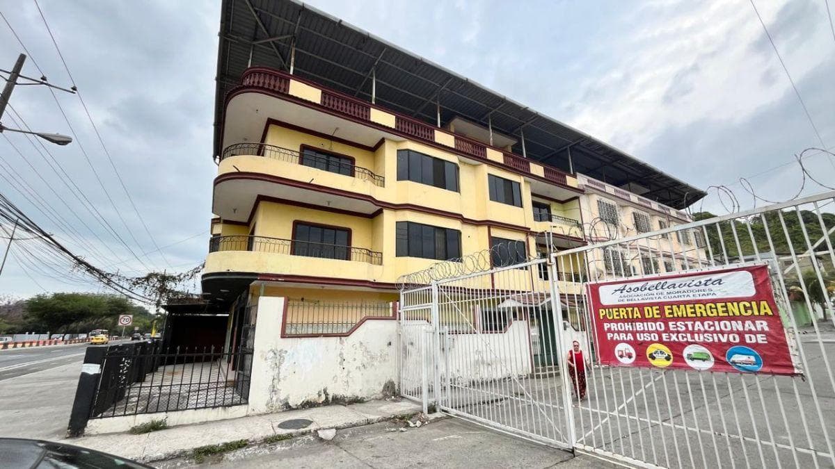 En Venta Casa Esquinera Comercial y Rentera en La Cdla Bellavista Frente a La Av Barcelona, Guayas — imagen 9