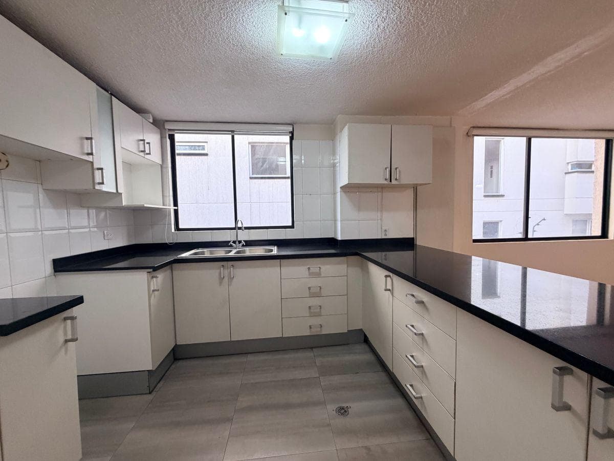 En Venta Departamento Monteserrin 3 Habitaciones 2 Estacionamientos — imagen 7