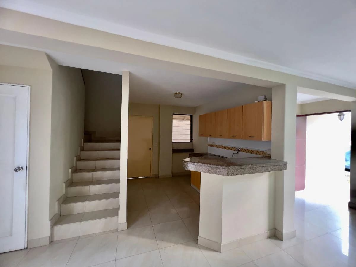 Vendo Casa de Dos Plantas de 3 Dorm. en Urbanización Volare. Av León Febres Cordero, Guayas — imagen 9