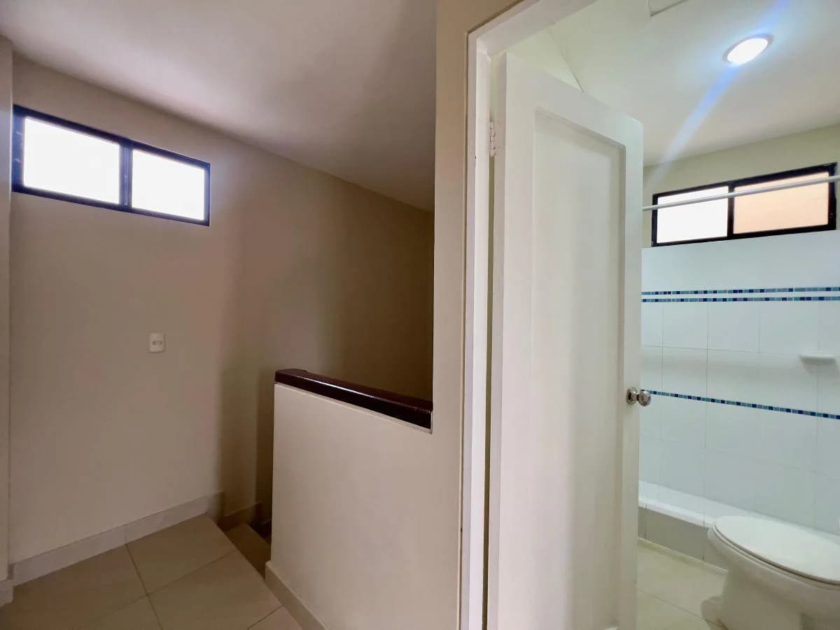 Vendo Casa de Dos Plantas de 3 Dorm. en Urbanización Volare. Av León Febres Cordero, Guayas — imagen 7