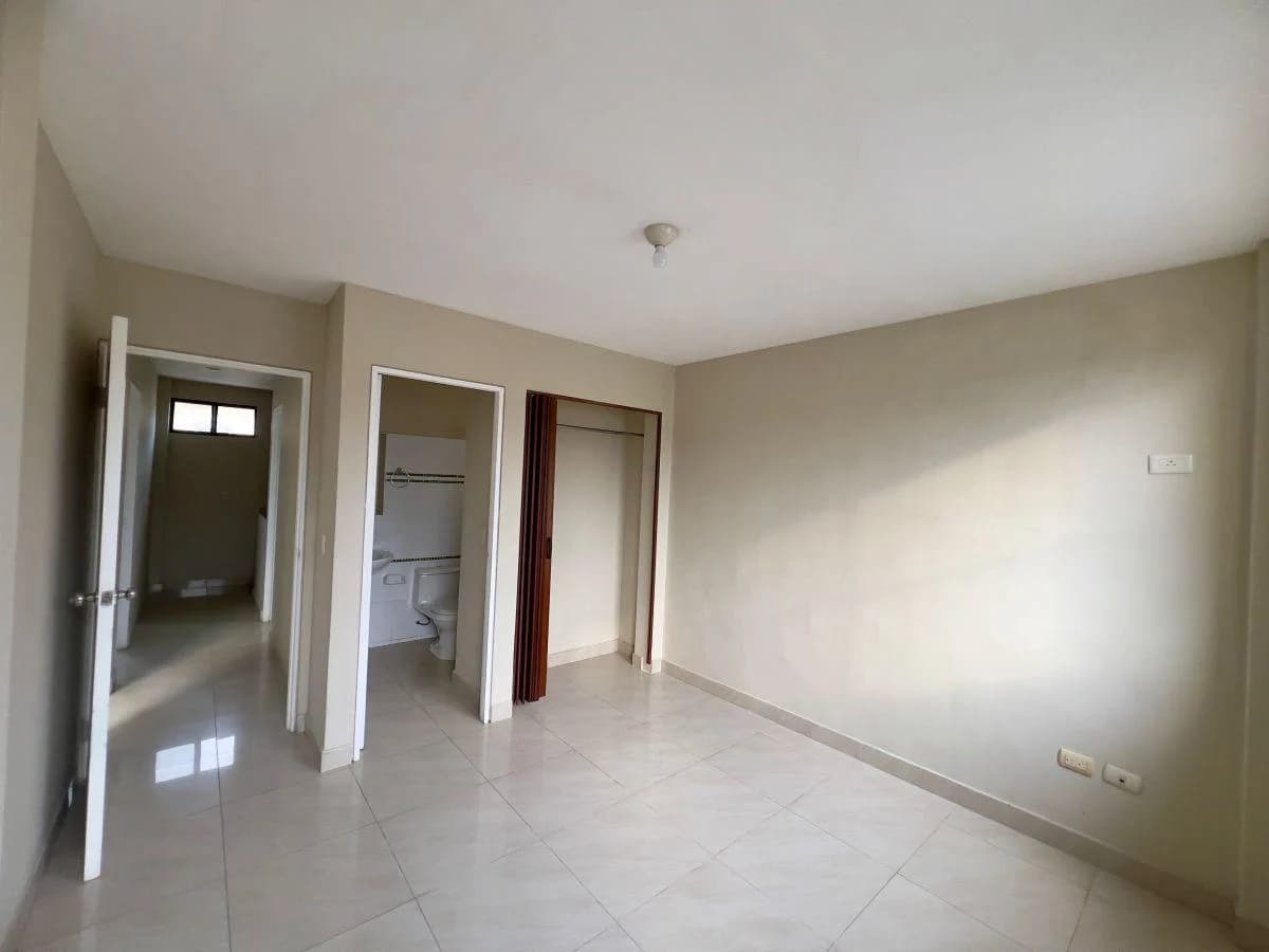 Vendo Casa de Dos Plantas de 3 Dorm. en Urbanización Volare. Av León Febres Cordero, Guayas — imagen 6