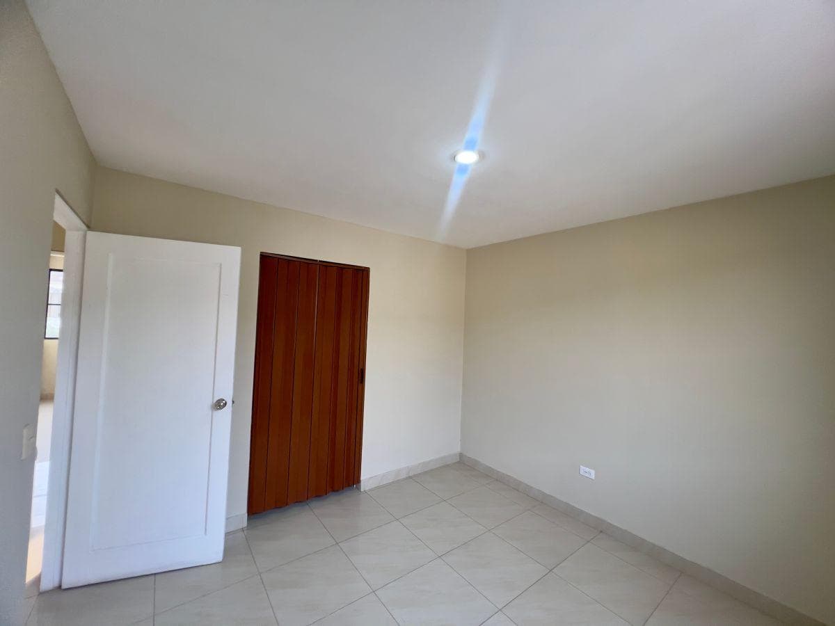 Vendo Casa de Dos Plantas de 3 Dorm. en Urbanización Volare. Av León Febres Cordero, Guayas — imagen 4