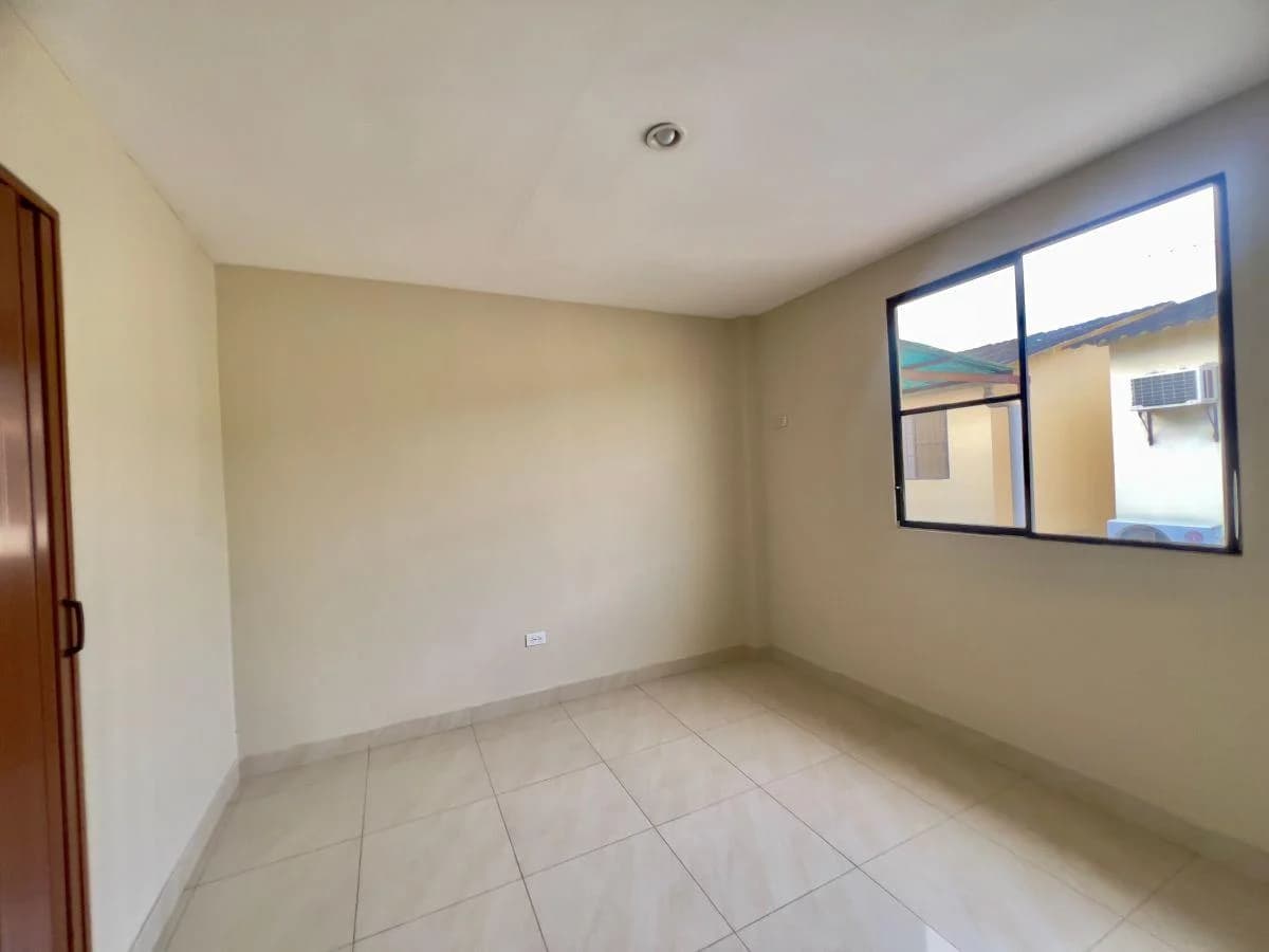 Vendo Casa de Dos Plantas de 3 Dorm. en Urbanización Volare. Av León Febres Cordero, Guayas — imagen 3