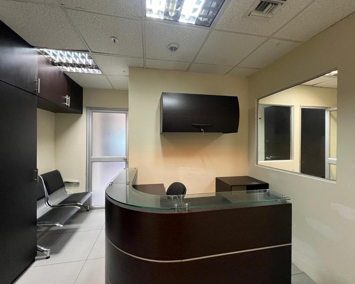 Se Vende Oficina, Precio de Oportunidad en Edificio The Point, Puerto Santa Ana, Guayas — imagen 1
