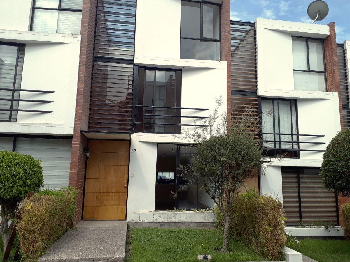 Amplia, Luminosa y con Estilo. Casa Moderna en El Condado — imagen 1