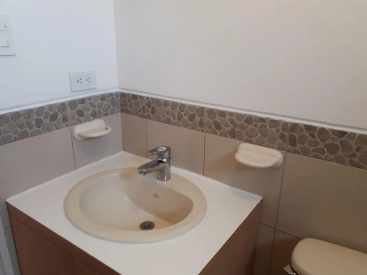 Amplia, Luminosa y con Estilo. Casa Moderna en El Condado — imagen 2