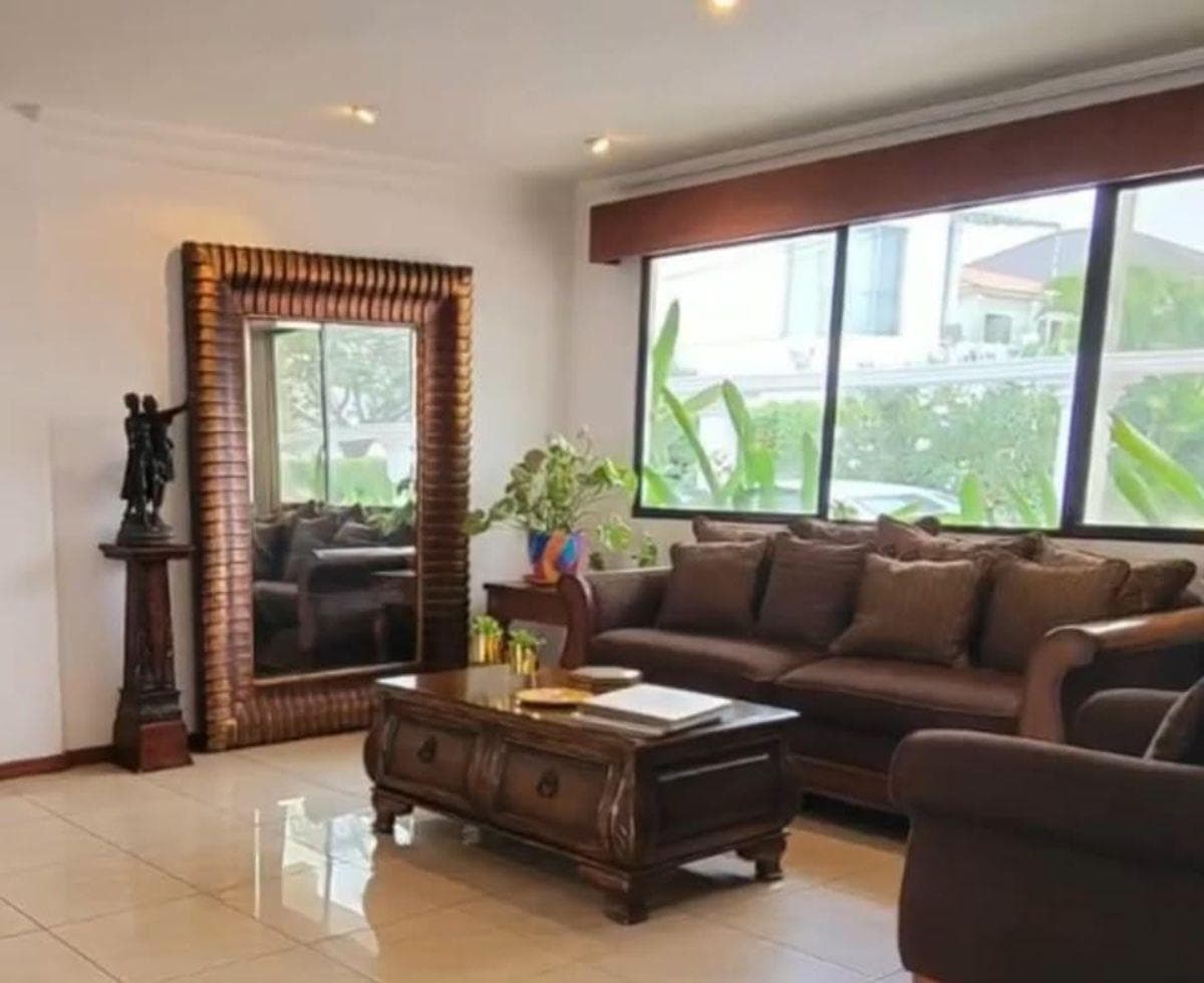 Samborondón - Guayaquil Tenis. Vendo Casa Esquinera, 5 Habitaciones, Patio con Piscina, Guayas — imagen 1