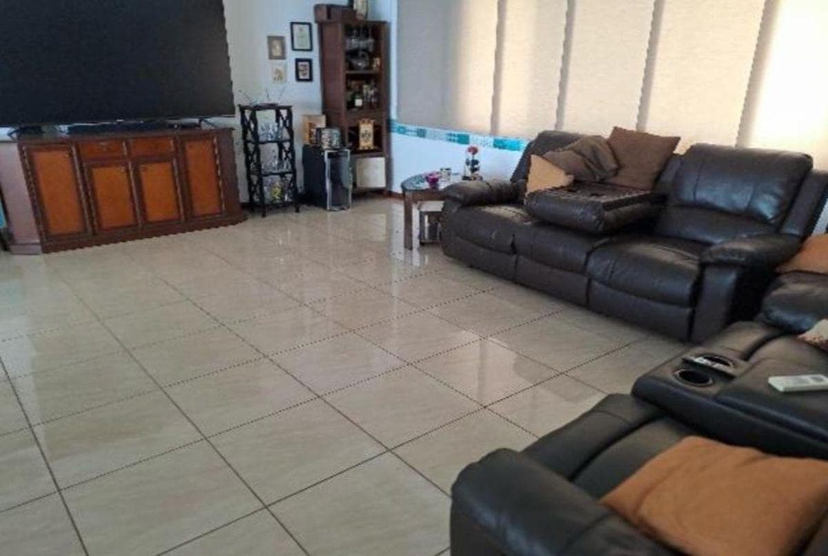 Samborondón - Guayaquil Tenis. Vendo Casa Esquinera, 5 Habitaciones, Patio con Piscina, Guayas — imagen 2