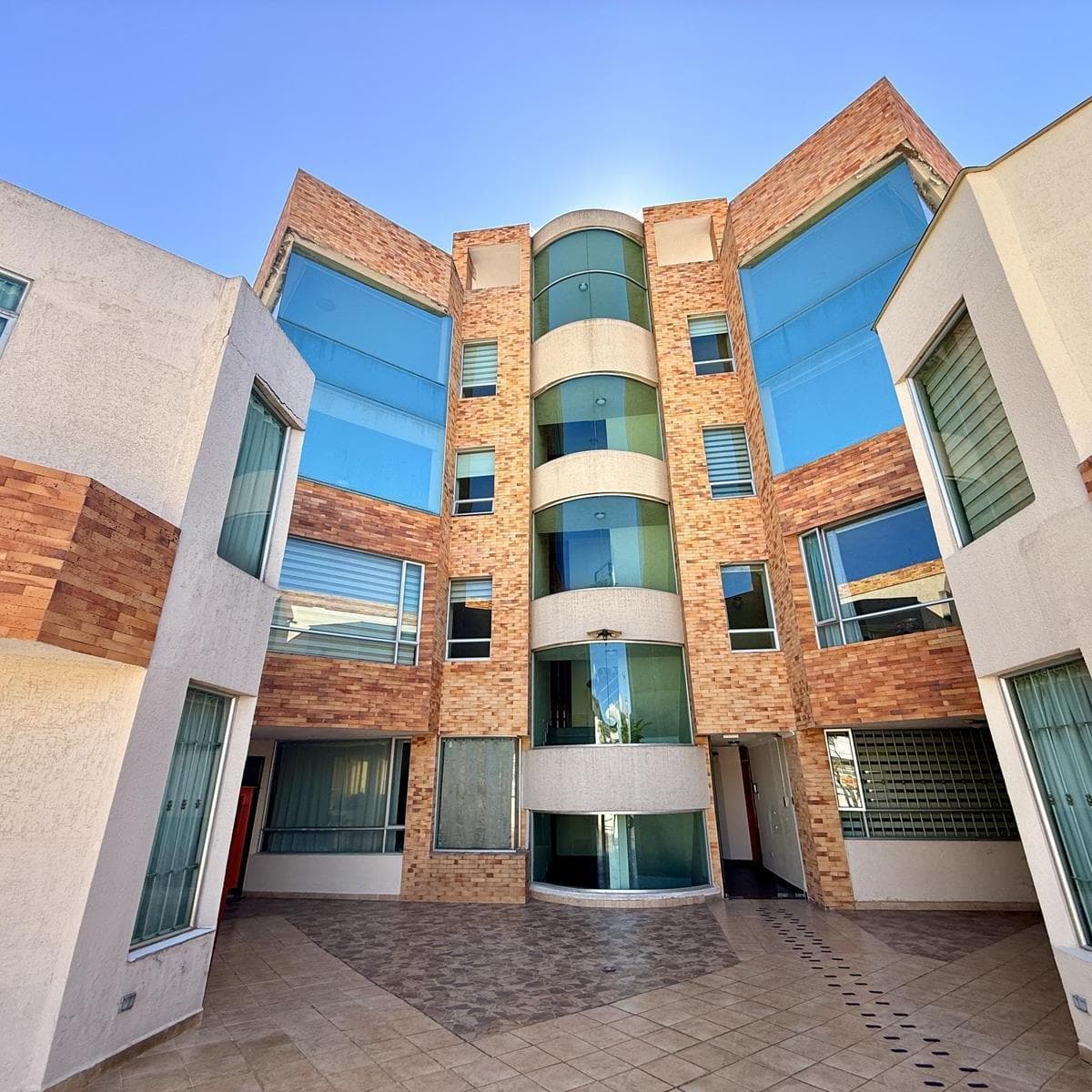 Departamento en Venta | 3 Dorm., 162 m², 2 Parqueaderos Cubiertos - Sector Monteserrín - Quito — imagen 1