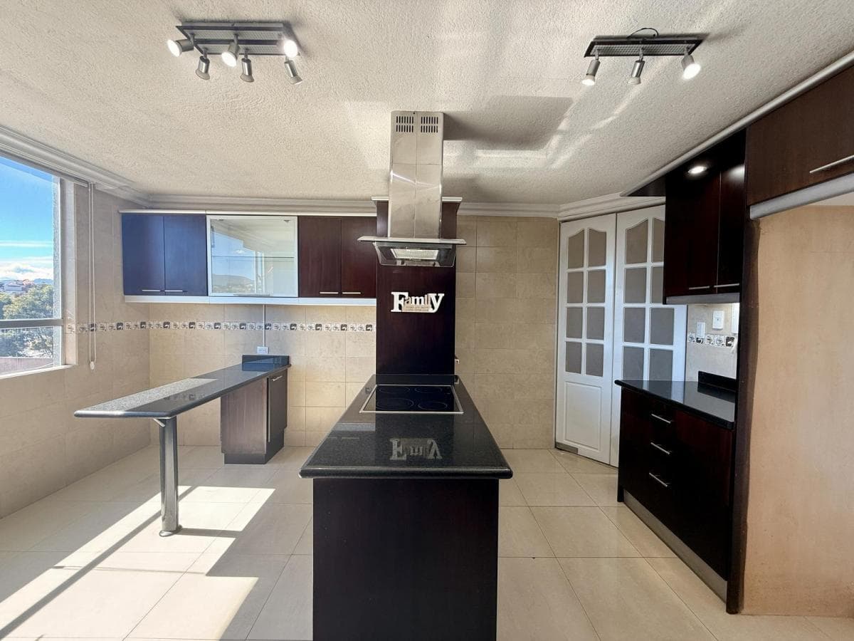Departamento en Venta | 3 Dorm., 162 m², 2 Parqueaderos Cubiertos - Sector Monteserrín - Quito — imagen 3
