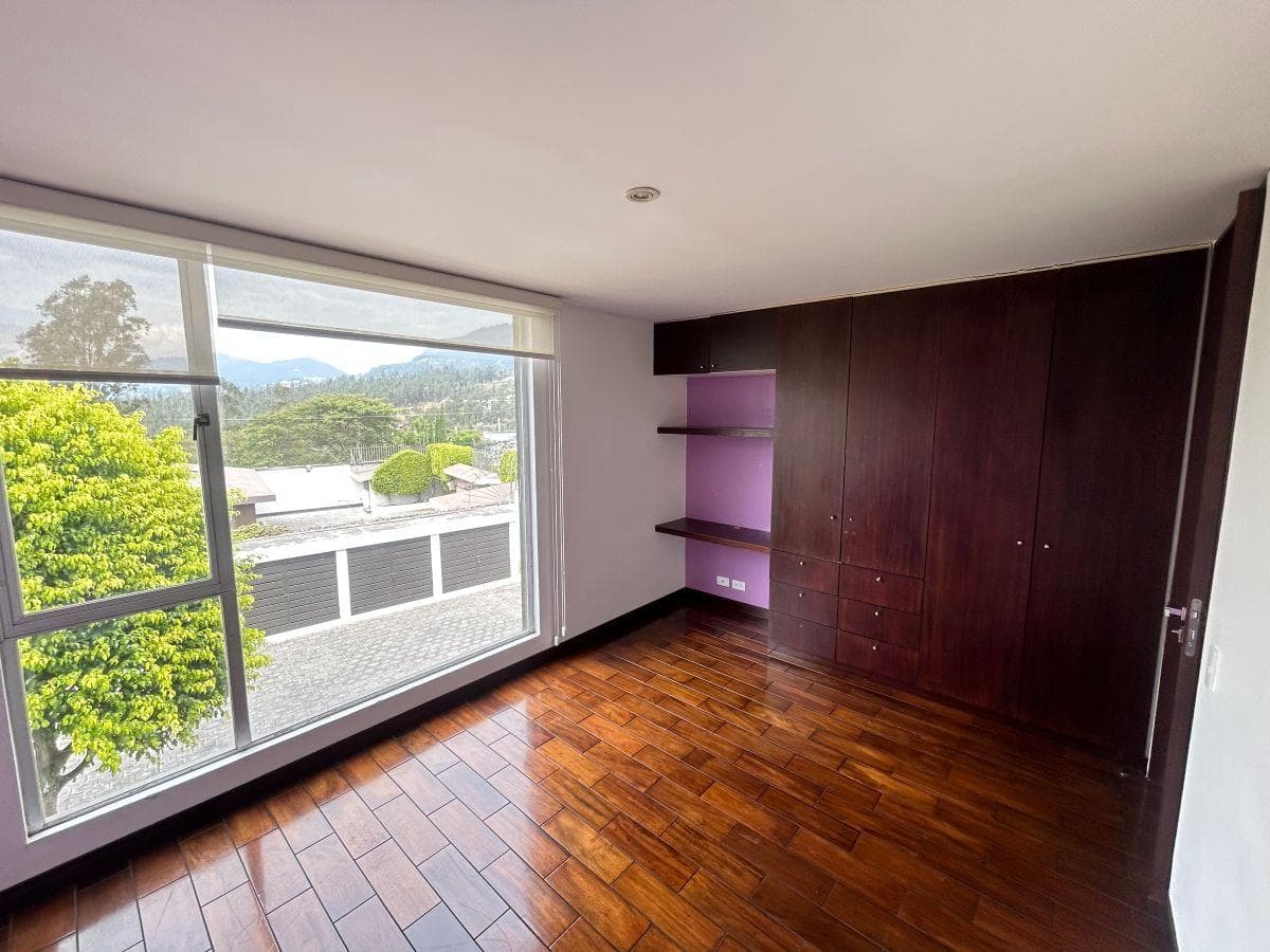 Venta Urbanizacion Tacuri Nayon Casa Cuatro Dorm. Jardin — imagen 4
