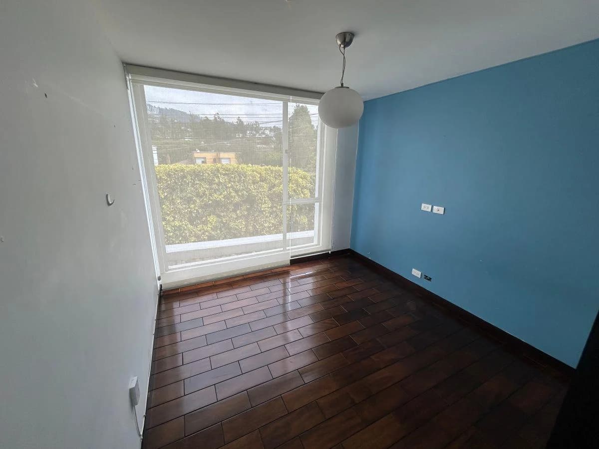 Venta Urbanizacion Tacuri Nayon Casa Cuatro Dorm. Jardin — imagen 3