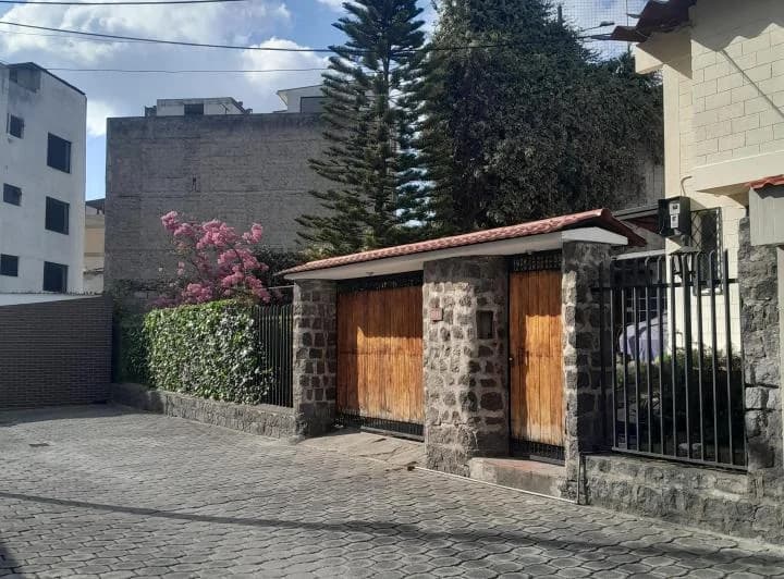 Vendo Hermosa Casa con Terreno, Sector Embajada Americana, Conjunto Farsalia. Provincia de Pichincha — imagen 1