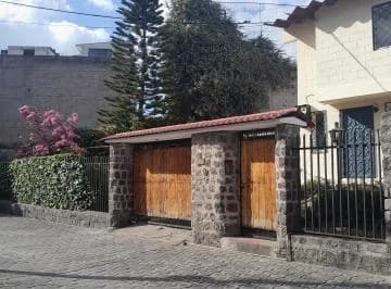 Vendo Hermosa Casa con Terreno, Sector Embajada Americana, Conjunto Farsalia. Provincia de Pichincha — imagen 5