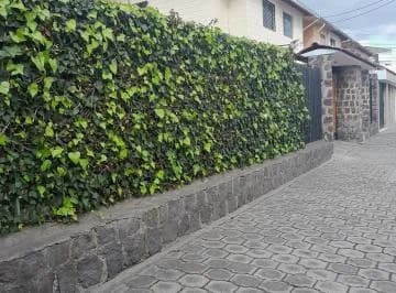 Vendo Hermosa Casa con Terreno, Sector Embajada Americana, Conjunto Farsalia. Provincia de Pichincha — imagen 2
