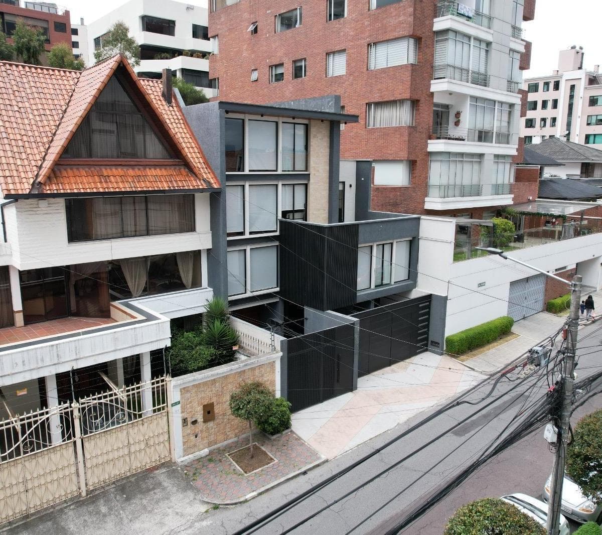 Casa de Venta, Sector Quito Tenis, 3 Departamentos Independientes — imagen 1