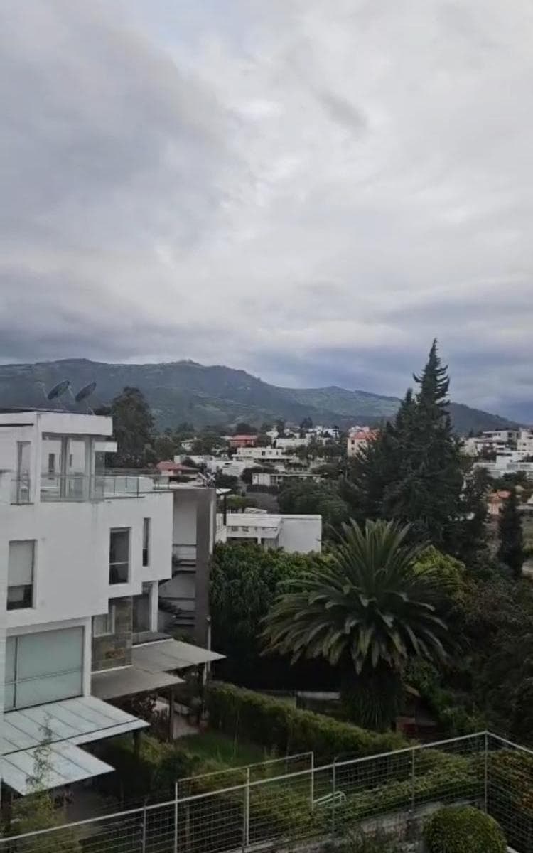 Cumbaya, Cerca de Usfq,, 3 Dorm., Linda Vista. Conjunto Cerrado, Piscina, Seguridad 24/7 — imagen 1