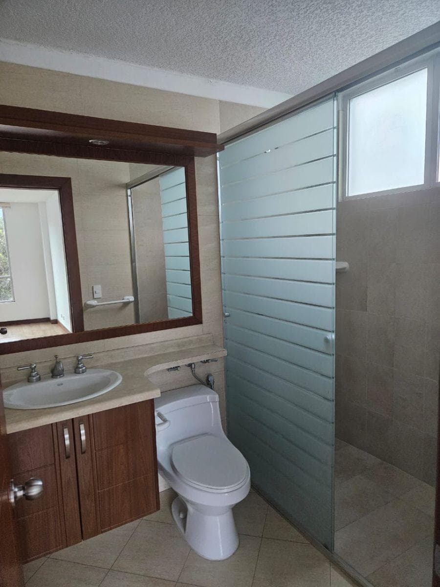 Cumbaya, Cerca de Usfq,, 3 Dorm., Linda Vista. Conjunto Cerrado, Piscina, Seguridad 24/7 — imagen 4